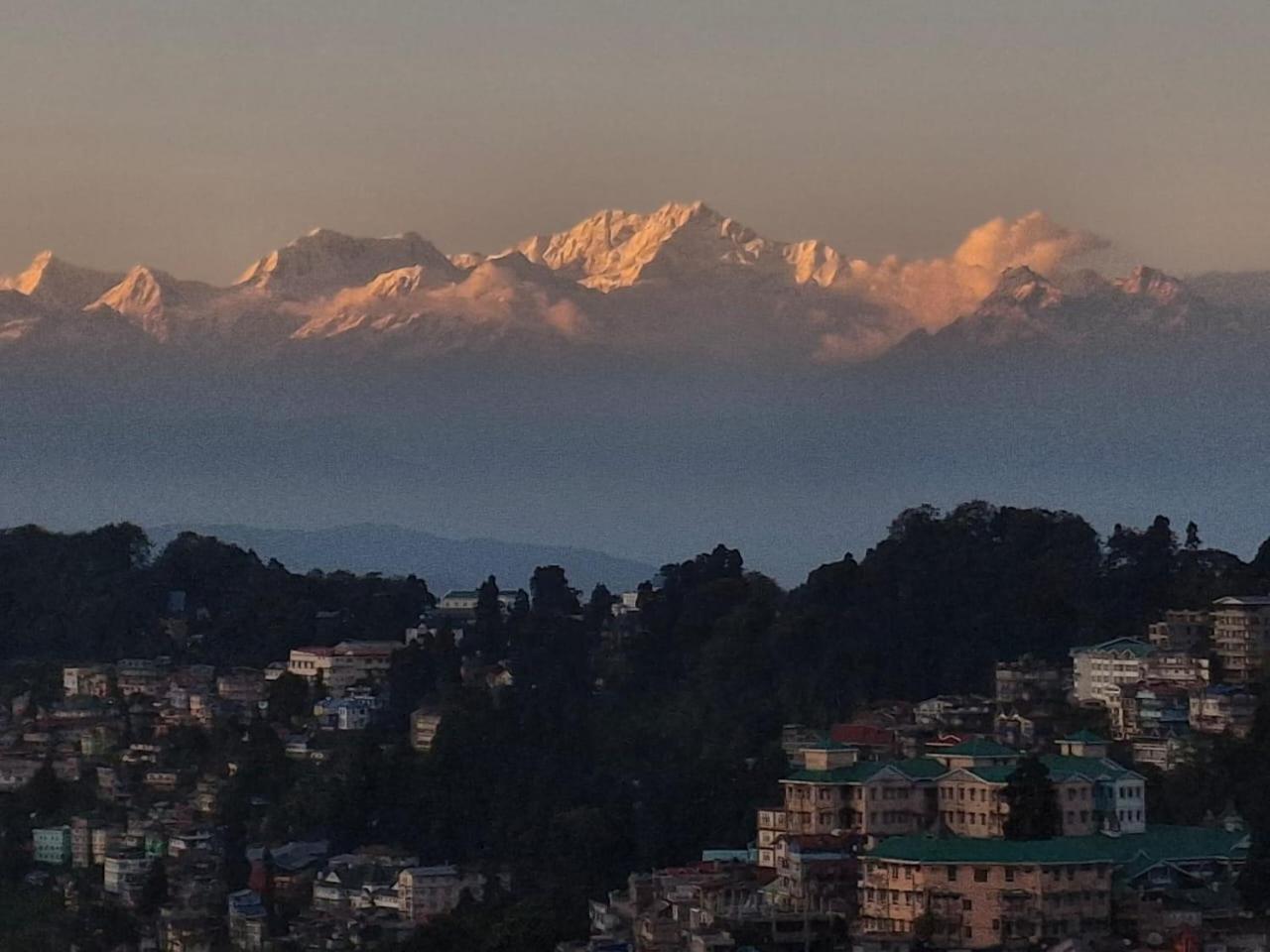 Monratino Himadrie -2 Mins Walk From Mall Road - All Rooms Have Kanchenjunga Mountain View Дарджилинг Экстерьер фото